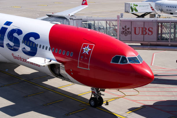 avión chárter suizo de larga distancia llamado pilatus estacionario en el aeropuerto internacional suizo. - airbus named airline horizontal airplane fotografías e imágenes de stock