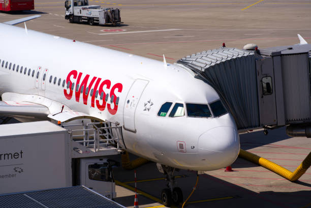 Avião suíço parado no aeroporto internacional suíço Kloten.
