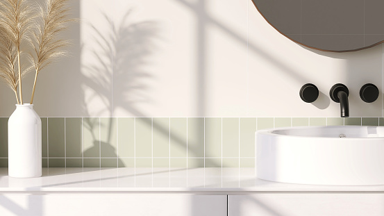 Diseño moderno y minimalista del tocador del baño con encimera de mármol y lavabo de cerámica redonda blanca y espejo a la luz del sol desde la ventana photo