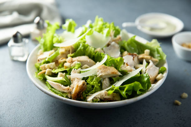 caesar salad with chicken - chicken salad grilled chicken grilled imagens e fotografias de stock