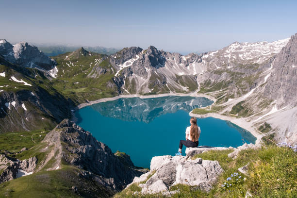 lünersee - european alps women summer outdoor pursuit foto e immagini stock