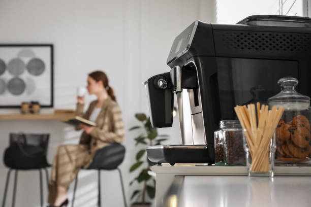 nowoczesny elektryczny ekspres do kawy na stole w biurze. miejsce na tekst - coffee contemporary arabica scented zdjęcia i obrazy z banku zdjęć