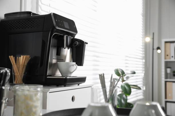 nowoczesny ekspres do kawy z filiżanką w biurze. miejsce na tekst - coffee contemporary arabica scented zdjęcia i obrazy z banku zdjęć