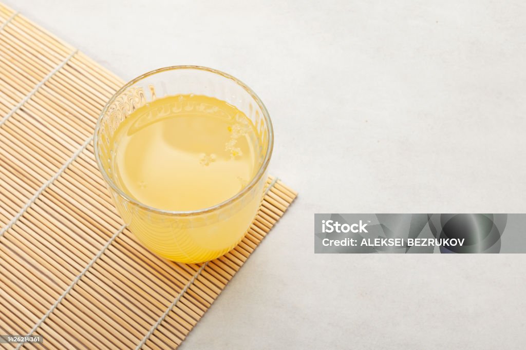 꿀 레몬 유자 음료 유자 차 또는 유자 차 면역 체계를 지원하기 위해 비타민 C가 풍부한 한국 감귤차 회색 배경 선택적 초점 ...