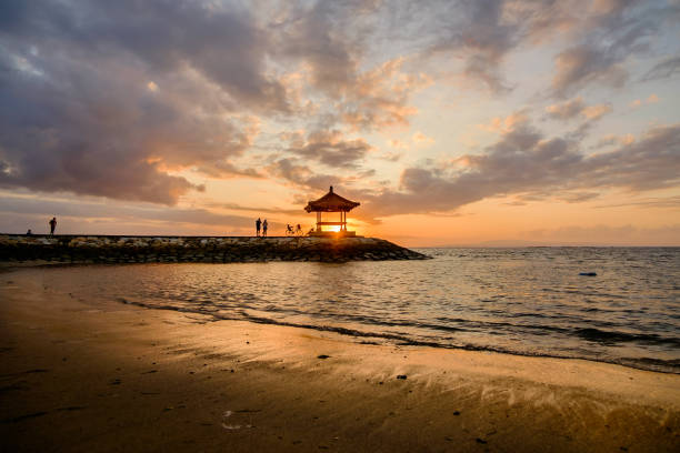 morning sunrise in sanur beach - sanur imagens e fotografias de stock