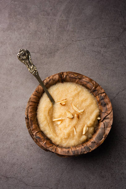 khas khas ka halwa는 양귀비 씨앗, ghee 및 설탕을 사용하여 만든 post halva 또는 sheera 또는 sooji라고도 불립니다. - indian nut 뉴스 사진 이미지