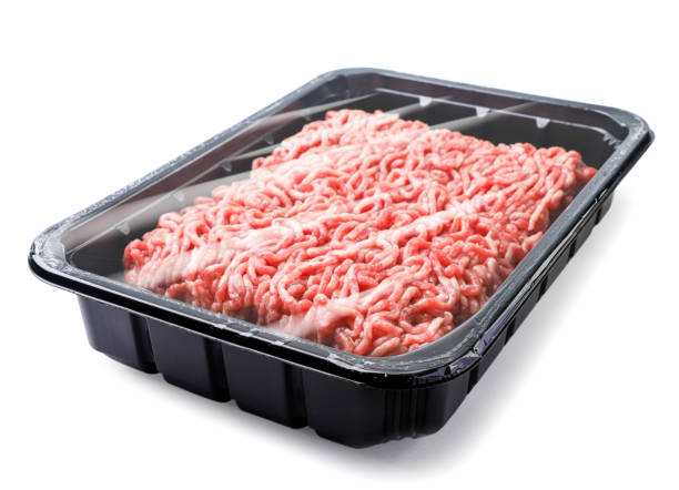 carne macinata in un contenitore su sfondo bianco. isolato - ground beef foto e immagini stock