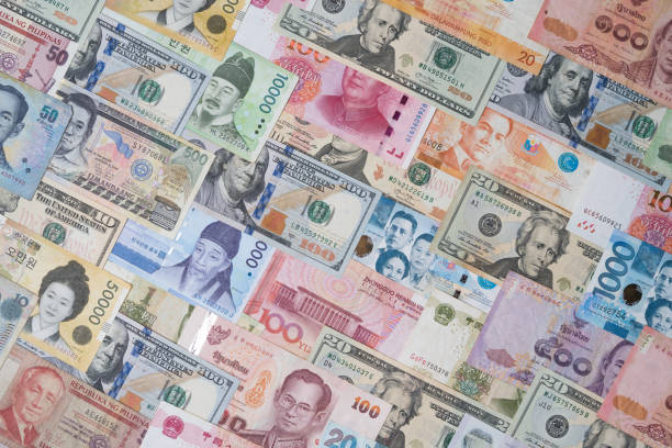 vista superior de varios de los billetes internacionales incluyen dólar yuan won baht peso para el cambio de moneda y el concepto de transferencia de dinero. - korean currency fotografías e imágenes de stock