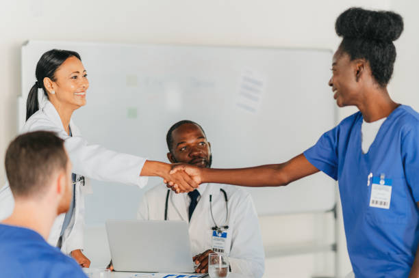 Medical people, office and handshake for achievement in hospital boardroom meeting with employees. Thank you, bonus or reward for professional healthcare worker with efficient work ethic. personal médico, oficina y apretón de manos para el logro en la reunión de la sala de juntas del hospital con los empleados. gracias, bonificación o recompensa para el trabajador de la salud profesional con una ética de trabajo eficiente.