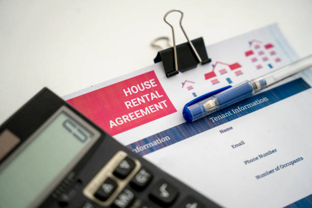 istock English lease agreement, keys and a pen on it. 1426242603