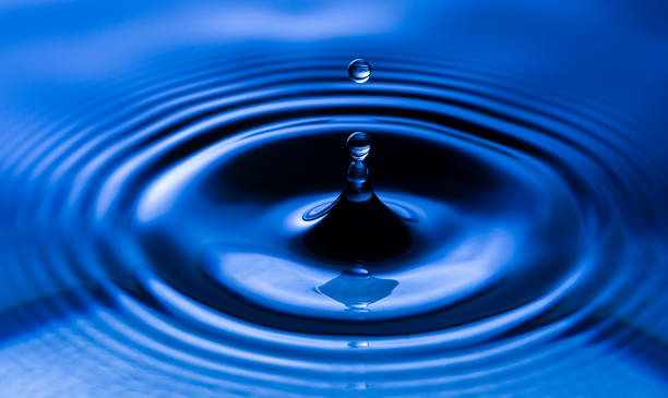 매크로 물방울, 블루 스플래시 물방울 유리 방울, 스플래쉬, 스프레이, 물에서 추상적 인 모양의 둥근 물방울 - 충격 뉴스 사진 이미지