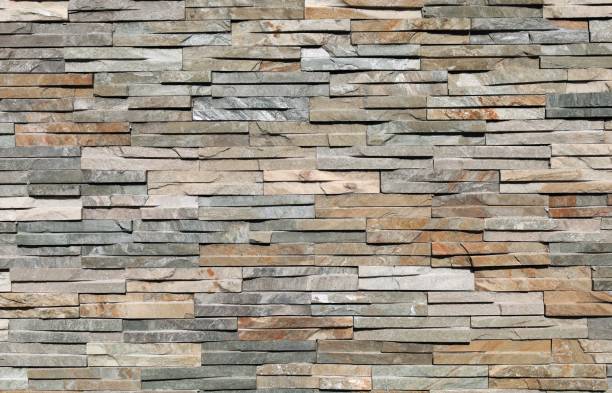 천연 다색 암석의 길쭉한 벽돌로 만든 돌 클래딩 벽. 외부 패널 - cladding 뉴스 사진 이미지