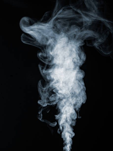 白い冷たい煙が渦巻き、抽象的な効果として上向きに上昇 - air flow ストックフォトと画像