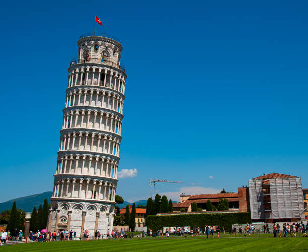 torre de pisa - leaning tower of pisa people crowd tourism fotografías e imágenes de stock