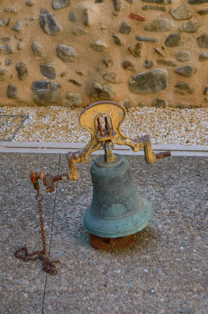 地面に置かれた真鍮の教会の鐘 - church bell tower temple catholicism ストックフォトと画像