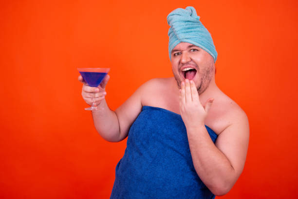 ragazzo divertente fa una doccia. la drag queen è bagnata. - guilty humor surprise sensuality foto e immagini stock