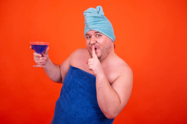 ragazzo divertente fa una doccia. la drag queen è bagnata. - guilty humor surprise sensuality foto e immagini stock