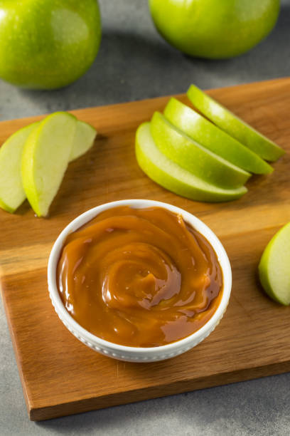 Homemade Caramel Dip with Green Apples Homemade Caramel Dip with Green Apples Ready to Eat dipping stock pictures, royalty-free photos & images