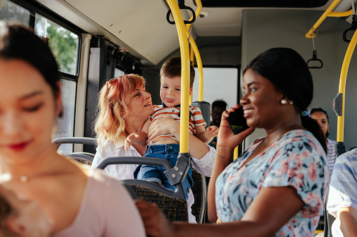 Schwarze Frau Die Sich Im Bus Auf Dem Smartphone Unterhält Stockfoto