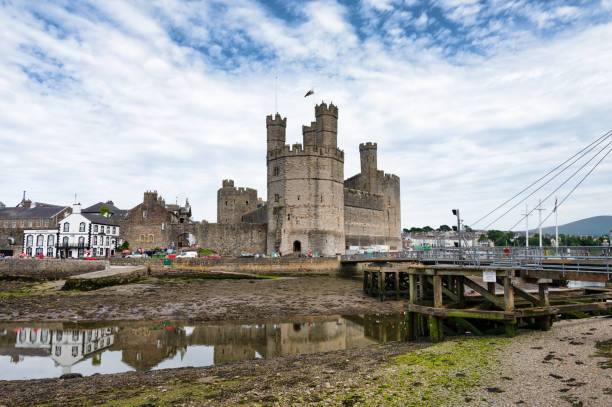 캐너폰 캐슬 스윙 브리지 - caenarvon castle caernarfon castle wales 뉴��스 사진 이미지