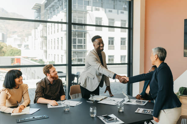 b2b-partnerschaft, zusammenarbeit oder kunden-handshake in geschäftstreffen für begrüßung, onboarding oder dankeschön. agenturteam beim händeschütteln und glücklich mit vereinbarung, deal oder verhandlungsstrategie-interview - panel dicussion stock-fotos und bilder