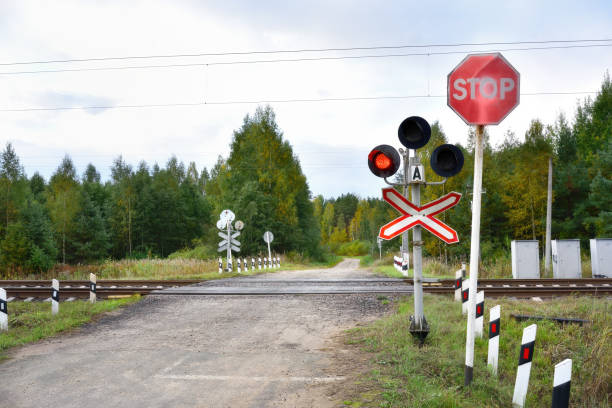 autobahn mit bahnübergang und rotem semaphorsignal. - railroad crossing train railroad track road sign stock-fotos und bilder