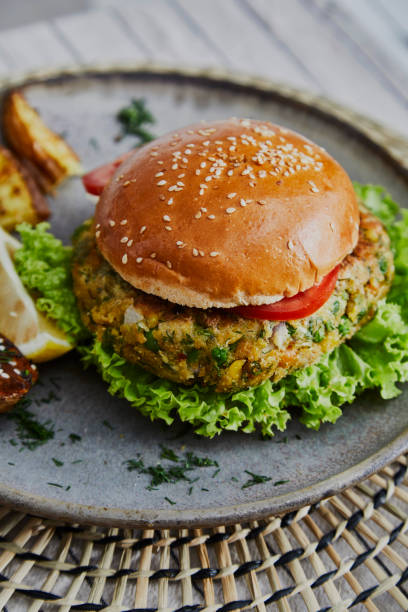hamburguesa vegana en un plato - hamburguesa vegetariana fotografías e imágenes de stock
