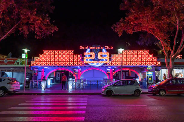 entrée à la discothèque ''gentlemen’s club 29'' la nuit à magaluf - peep show photos et images de collection