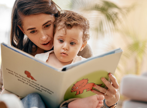 Foto de una madre leyendo un libro a su hijo en casa photo