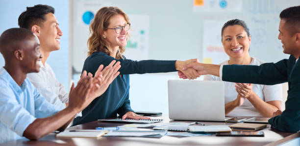 Business people handshake collaboration, thank you and contract in meeting with diversity, teamwork and collaboration. Happy manager b2b partnership or investment in company growth and staff applause los empresarios estrechan la colaboración, agradecen y contratan en el encuentro con la diversidad, el trabajo en equipo y la colaboración. feliz asociación de gerente b2b o inversión en el crecimiento de la empresa y aplausos del personal