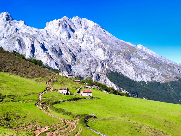 redil de la terenosa en el camino de pandebano al pico naranjo de bulnes, también conocido como picu urriellu, parque nacional de los picos de europa, asturias, españa - asturiana fotografías e imágenes de stock