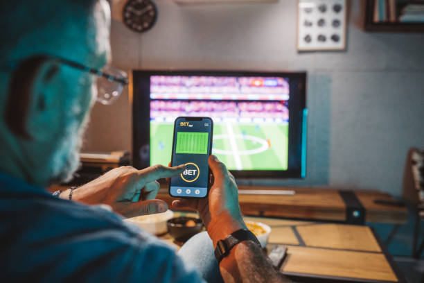 ver partidos de fútbol en casa - gambling fotografías e imágenes de stock