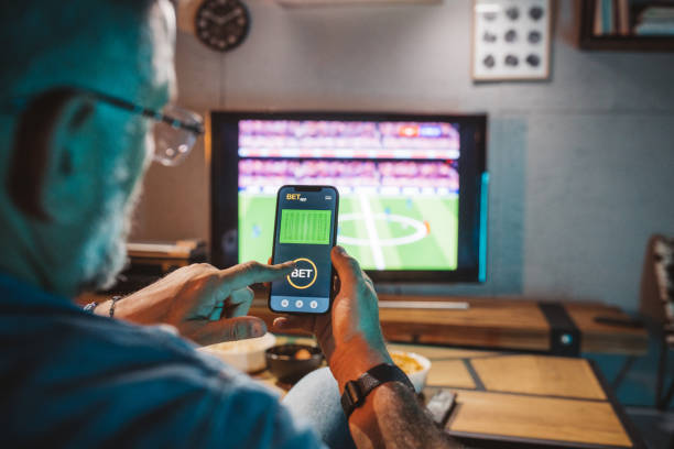 guardare la partita di calcio a casa - gambling foto e immagini stock