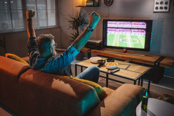 ver partidos de fútbol en casa - sport watching television broadcasting television fotografías e imágenes de stock