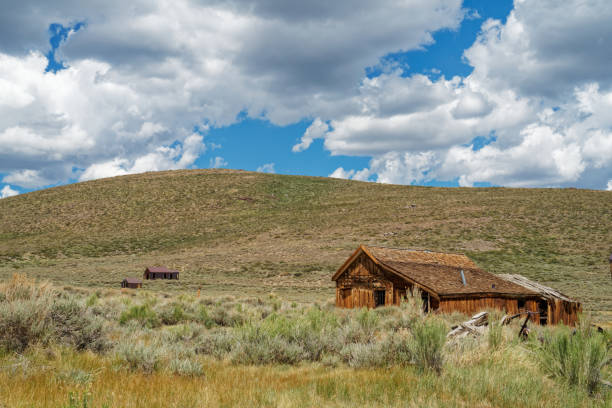 istock Old building overlooking the rolling hills at Bodie State Historic Park 1426353561