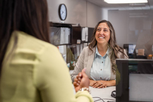 excelente servicio al cliente en un banco - receptionist customer service customer service representative fotografías e imágenes de stock