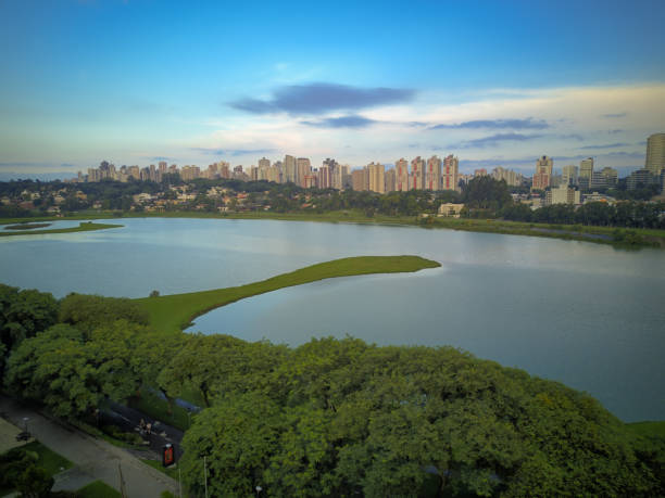 ブラジル、パラナ州クリチバ市にあるバリギ公園の空中ドローンビュー。 - curitiba ストックフォトと画像