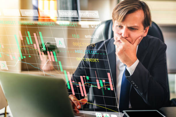 businessman using laptop computer show business growth investment stock finance profit graph of marketing financial increase digital money trade chart and success global target economy arrow diagram empresario que usa computadora portátil mostrar negocio crecimiento inversión acciones finanzas gráfico de ganancias de marketing aumento financiero gráfico de comercio de dinero digital y éxito economía objetivo global diagrama de flecha