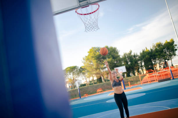 istock The woman throws the ball into the basket 1426408585