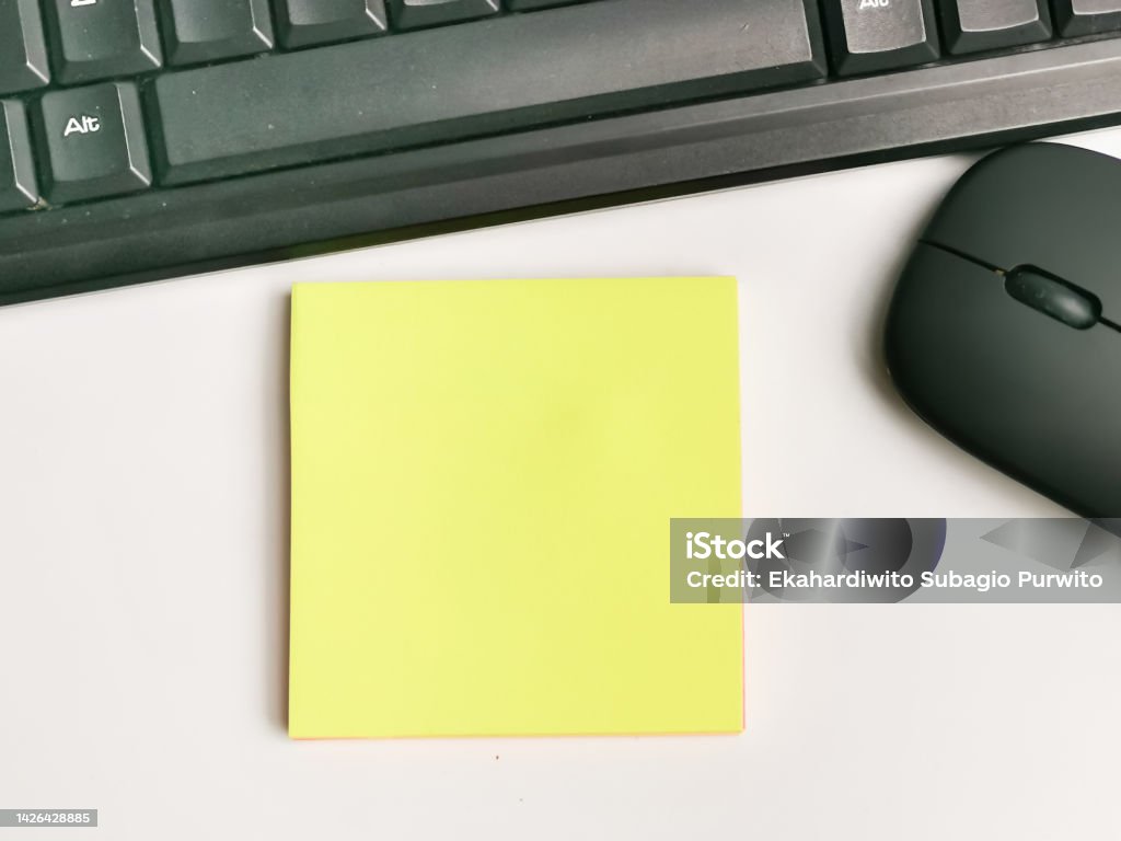 Computer Mouse Sticky Selective Focus Blank Sticky Note With Wireless Mouse And Computer ...