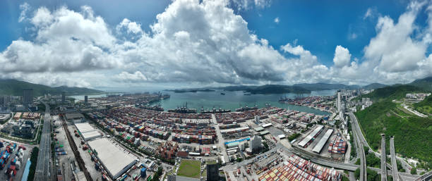 vista aerea del paesaggio nel porto di yantian, città di shenzhen, cina - finance china stock exchange shenzhen foto e immagini stock