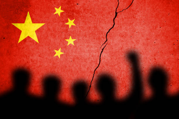 bandiera della cina dipinta su un muro incrinato. crisi immobiliare e del debito cinese - finance china stock exchange shenzhen foto e immagini stock