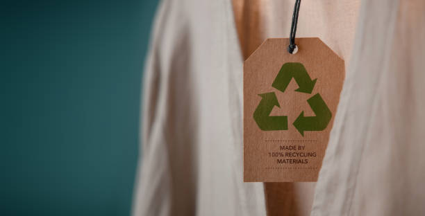 リサイクル製品コンセプト。オーガニックコットンリサイクルクロス。廃棄物ゼロ。環境ケア、再利用、持続可能なライフスタイルのための再生可能。タグにリサイクルアイコンが表示され�