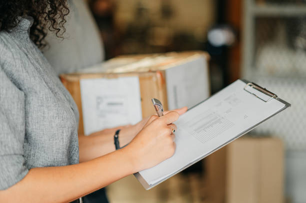 Warehouse manager, writing paperwork logistics and shipping box delivery worker, industry woman and courier planning factory distribution. Supply chain document, export storage and stock production gerente de almacén, logística de escritura de papeleo y trabajador de entrega de cajas de envío, mujer de la industria y mensajero que planifica la distribución de la fábrica. documento de la cadena de suministro, almacenamiento de exportación y prod