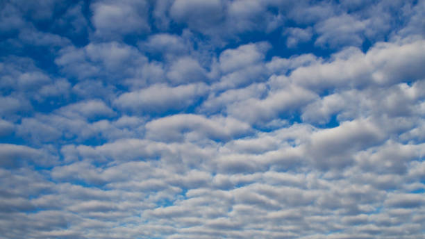 一日の終わりに空が舞い上がった - cirrocumulus ストックフォトと画像