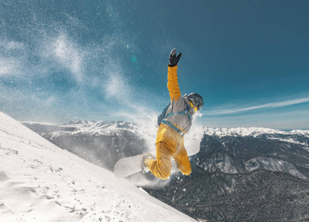 snowboarder saltando en pista de esquí - ski jumping snowboarding snowboard jumping fotografías e imágenes de stock