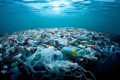 basura de plásticos arrojados bajo el agua photo