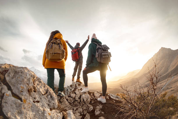 grupo de jovens turistas felizes nas montanhas - exploration group of people hiking climbing - fotografias e filmes do acervo