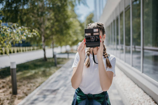 молодая женщина и винтажные технологии - photographer women retro revival camera стоковые фото и изображения