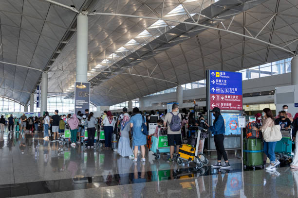 aeroporto internacional de hong kong - airport hong kong information sign arrival - fotografias e filmes do acervo